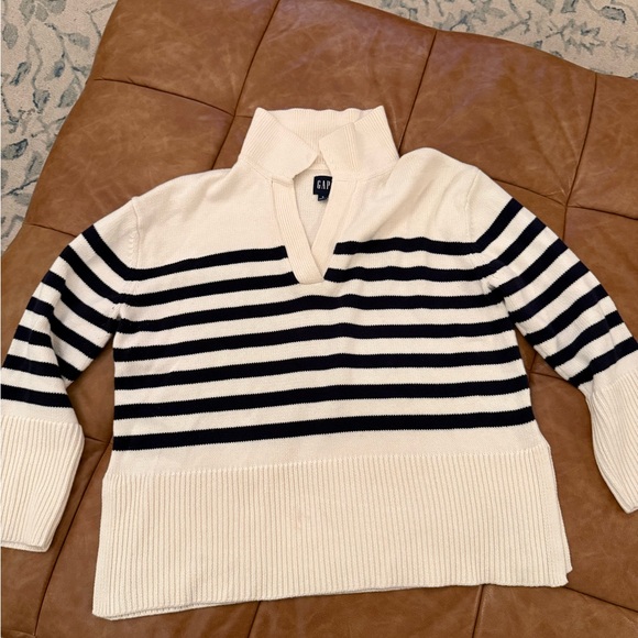 GAP Navy and Cream V-Neck Sweater - Picture 2 of 6